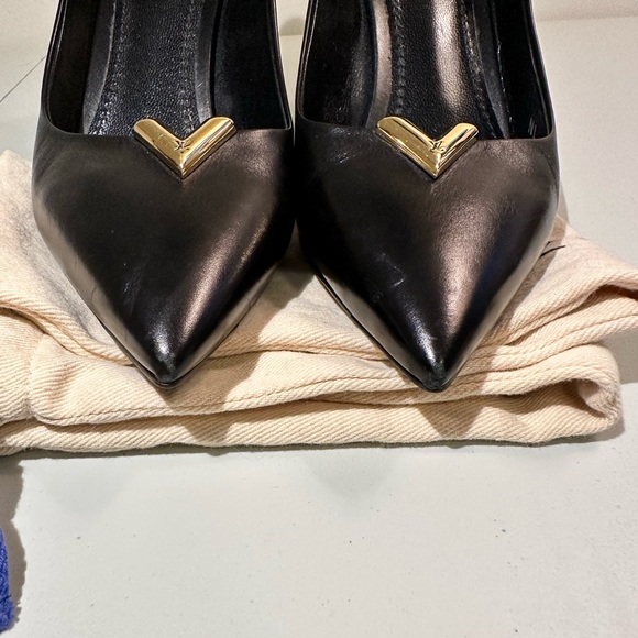 Authentic Louis Vuitton Black Calfskin Leather Heartbreaker Pointed Toe Pumps 36 - Picture 4 of 15